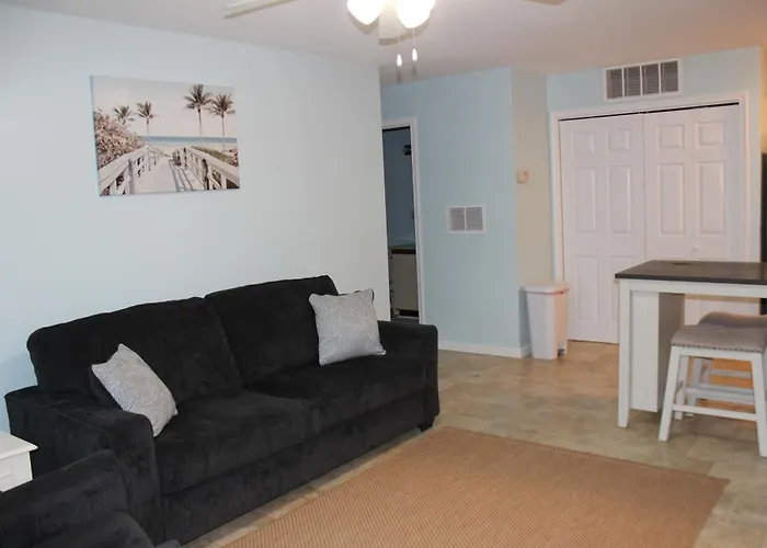 Cozy Walking Distance From With Private Patio Apartment *