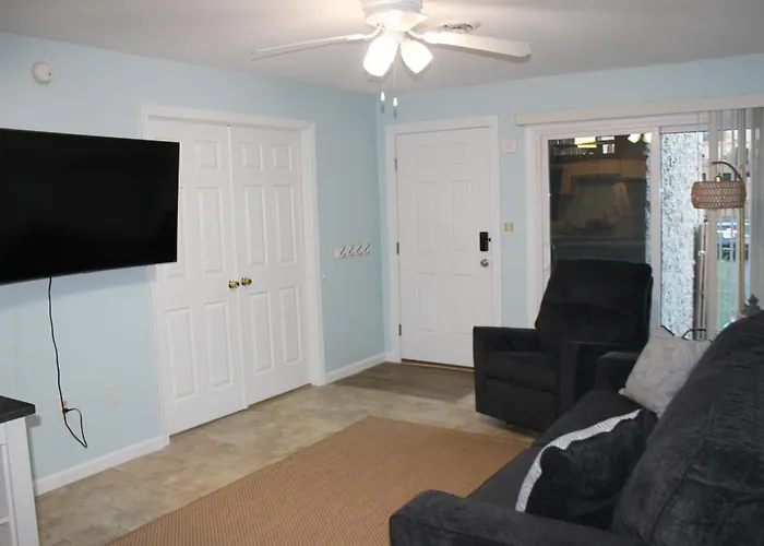 Cozy Walking Distance From With Private Patio